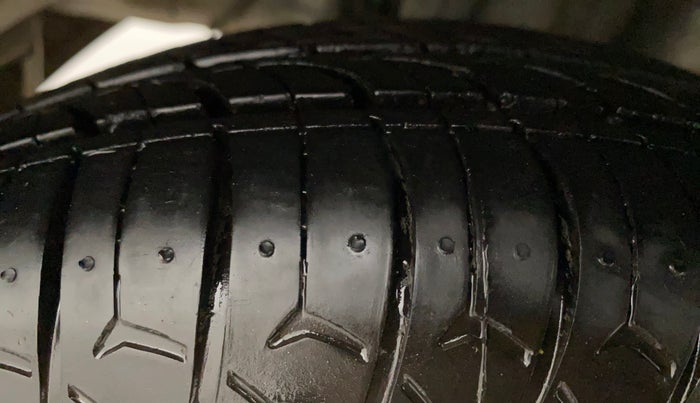 2016 Hyundai Eon D-LITE+, Petrol, Manual, 29,218 km, Right Rear Tyre Tread