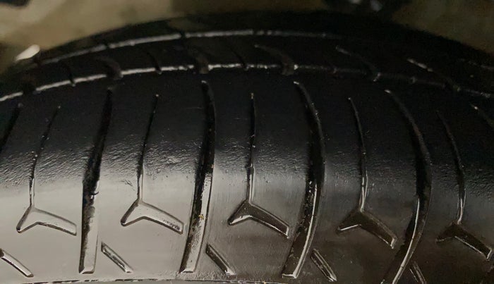 2016 Hyundai Eon D-LITE+, Petrol, Manual, 29,218 km, Left Front Tyre Tread