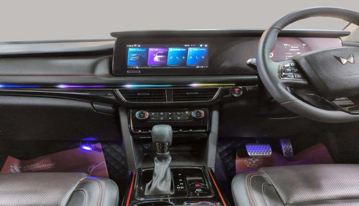 2024 Mahindra XUV700 AX 7 LUXURY P AT 7 STR, Petrol, Automatic, 19,932 km, Air Conditioner