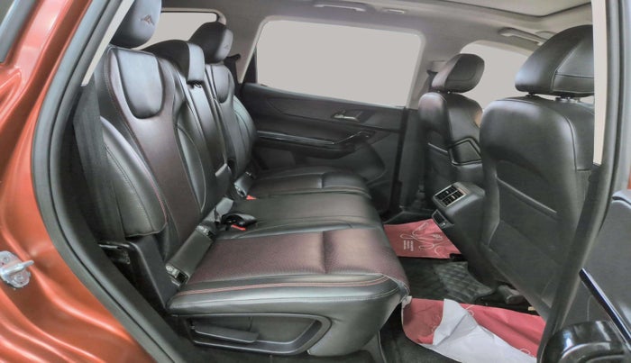 2024 Mahindra XUV700 AX 7 LUXURY P AT 7 STR, Petrol, Automatic, 19,932 km, Right Side Rear Door Cabin