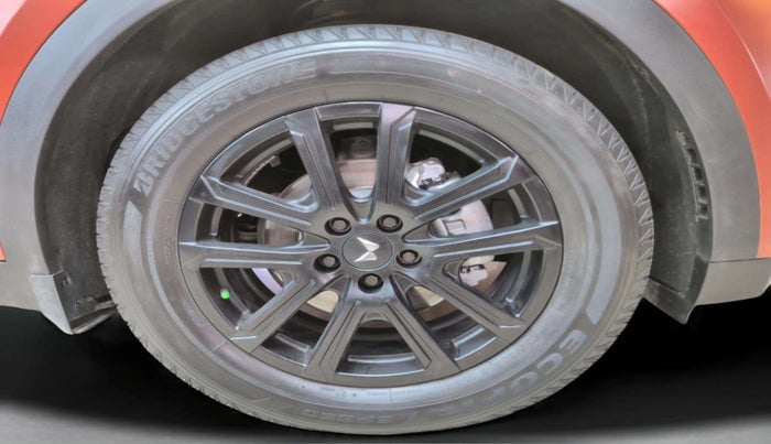 2024 Mahindra XUV700 AX 7 LUXURY P AT 7 STR, Petrol, Automatic, 19,932 km, Right Rear Wheel