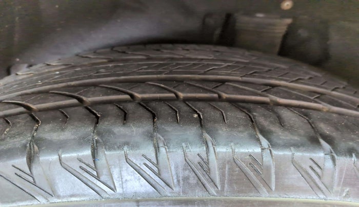 2024 Mahindra XUV700 AX 7 LUXURY P AT 7 STR, Petrol, Automatic, 19,932 km, Right Front Tyre Tread