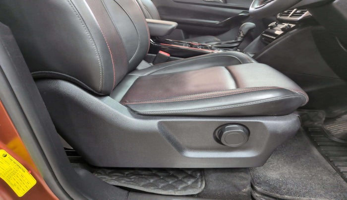 2024 Mahindra XUV700 AX 7 LUXURY P AT 7 STR, Petrol, Automatic, 19,932 km, Driver Side Adjustment Panel