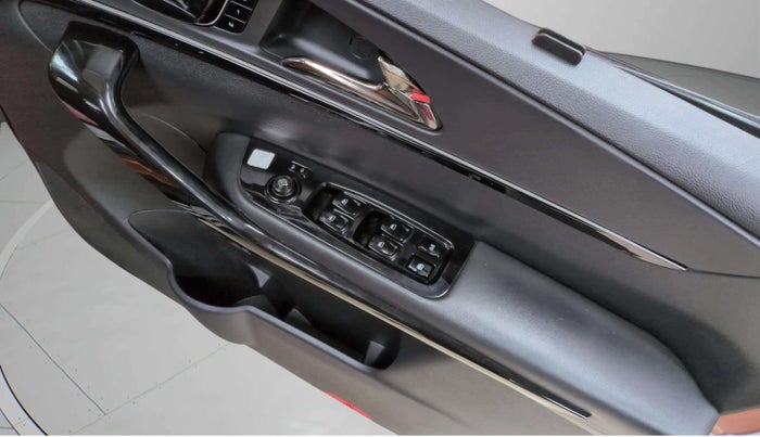 2024 Mahindra XUV700 AX 7 LUXURY P AT 7 STR, Petrol, Automatic, 19,932 km, Driver Side Door Panels Control