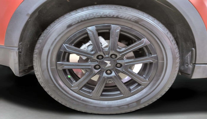 2024 Mahindra XUV700 AX 7 LUXURY P AT 7 STR, Petrol, Automatic, 19,932 km, Right Front Wheel