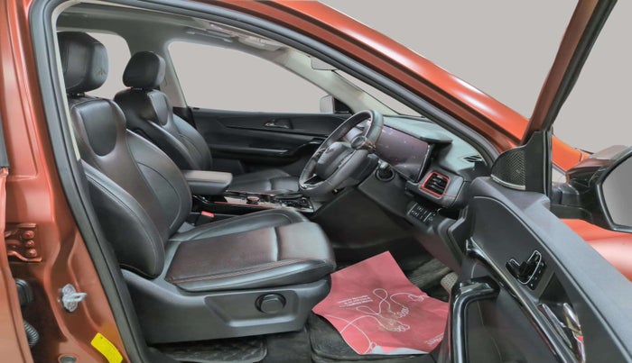 2024 Mahindra XUV700 AX 7 LUXURY P AT 7 STR, Petrol, Automatic, 19,932 km, Right Side Front Door Cabin