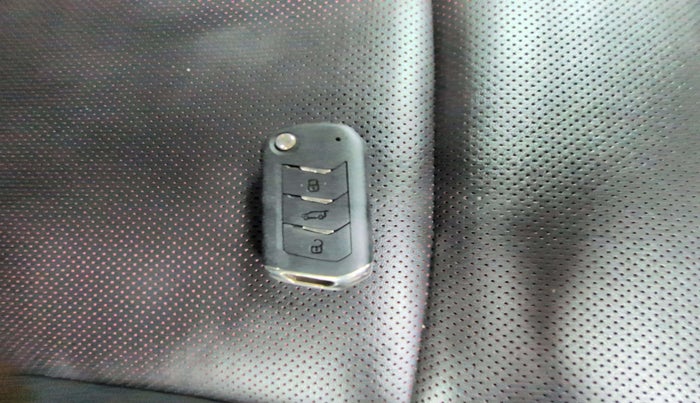 2024 Mahindra XUV700 AX 7 LUXURY P AT 7 STR, Petrol, Automatic, 19,932 km, Key Close Up