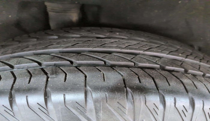 2024 Mahindra XUV700 AX 7 LUXURY P AT 7 STR, Petrol, Automatic, 19,932 km, Right Rear Tyre Tread