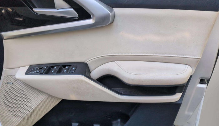 2023 KIA CARENS LUXURY PLUS 1.5 TURBO PETROL DCT 7 STR, Petrol, Automatic, 9,570 km, Driver Side Door Panels Control