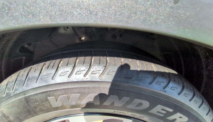 2023 KIA CARENS LUXURY PLUS 1.5 TURBO PETROL DCT 7 STR, Petrol, Automatic, 9,570 km, Right Front Tyre Tread