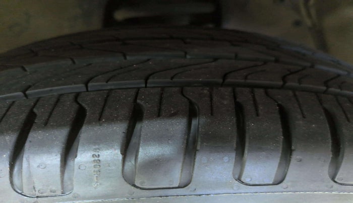 2021 Toyota Innova Crysta 2.4 ZX 7 STR, Diesel, Manual, 51,917 km, Right Front Tyre Tread