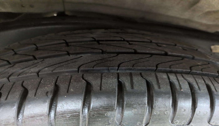 2021 Toyota Innova Crysta 2.4 ZX 7 STR, Diesel, Manual, 51,917 km, Right Rear Tyre Tread