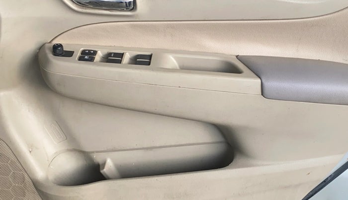 2017 Maruti Ciaz VXI+, CNG, Manual, 1,19,601 km, Driver Side Door Panels Control