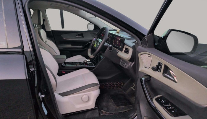 2025 Mahindra XEV 9e Pack Three B79 KWH, Electric, Automatic, 9,794 km, Right Side Front Door Cabin