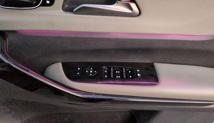 2025 Mahindra XEV 9e Pack Three B79 KWH, Electric, Automatic, 9,794 km, Driver Side Door Panels Control