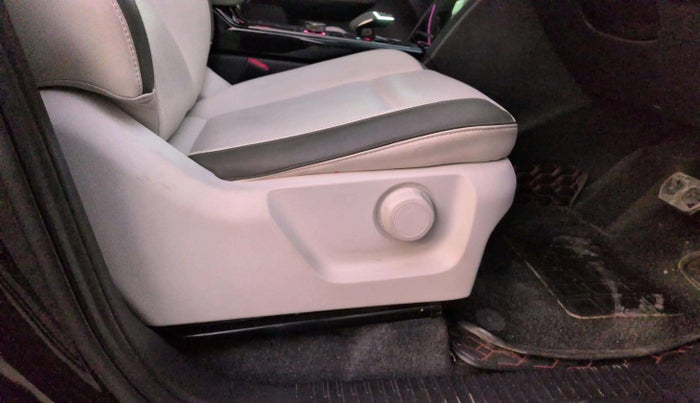 2025 Mahindra XEV 9e Pack Three B79 KWH, Electric, Automatic, 9,794 km, Driver Side Adjustment Panel