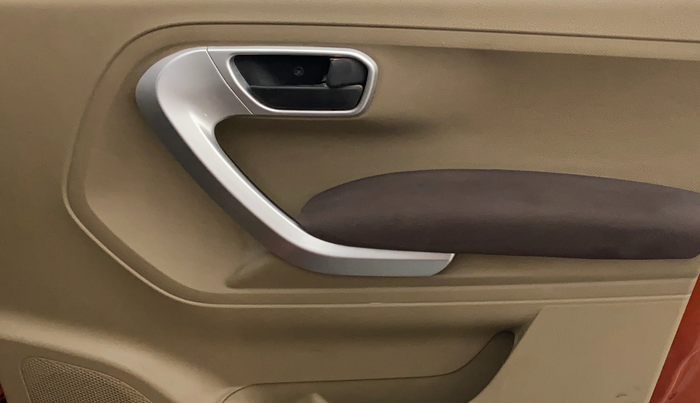 2016 Mahindra TUV300 T8, Diesel, Manual, 76,095 km, Driver Side Door Panels Control