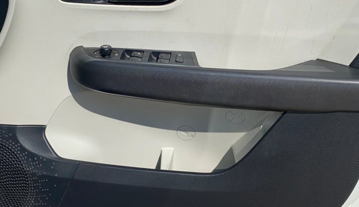 2023 Tata ALTROZ XT PETROL, Petrol, Manual, 27,189 km, Driver Side Door Panels Control