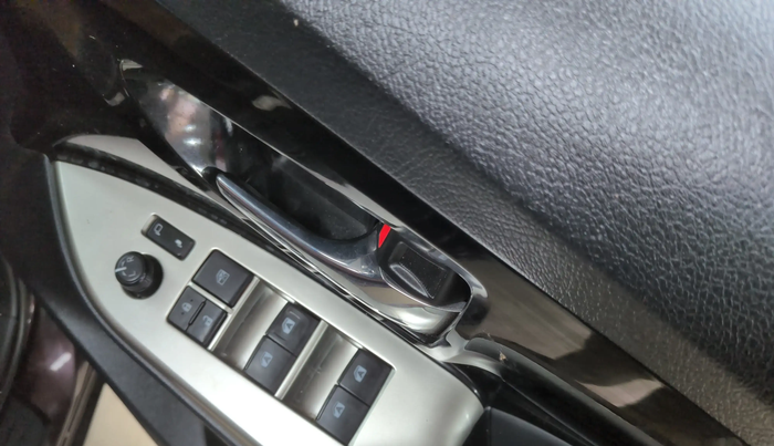 2022 Toyota Innova Crysta 2.7 ZX AT 7 STR, Petrol, Automatic, 28,544 km, Driver Side Door Panels Control