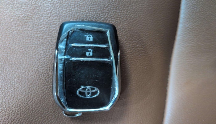 2022 Toyota Innova Crysta 2.7 ZX AT 7 STR, Petrol, Automatic, 28,544 km, Key Close Up