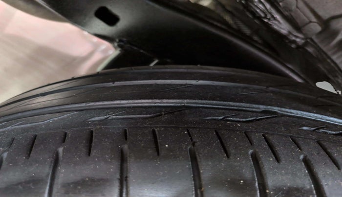 2022 Toyota Innova Crysta 2.7 ZX AT 7 STR, Petrol, Automatic, 28,544 km, Left Front Tyre Tread