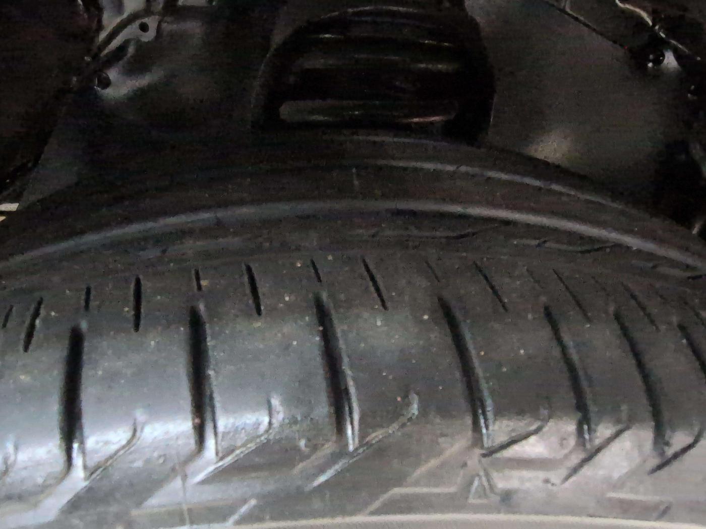 2022 Toyota Innova Crysta 2.7 ZX AT 7 STR, Petrol, Automatic, 28,544 km, Right Front Tyre Tread