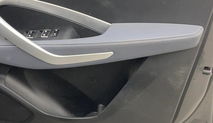 2022 MG HECTOR SHINE 1.5 PETROL TURBO MT, Petrol, Manual, 24,799 km, Driver Side Door Panels Control