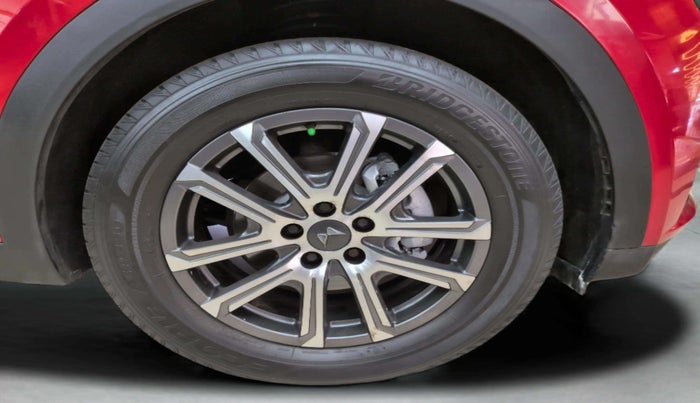 2022 Mahindra XUV700 AX 7 LUXURY P AT 7 STR, Petrol, Automatic, 32,261 km, Right Front Wheel