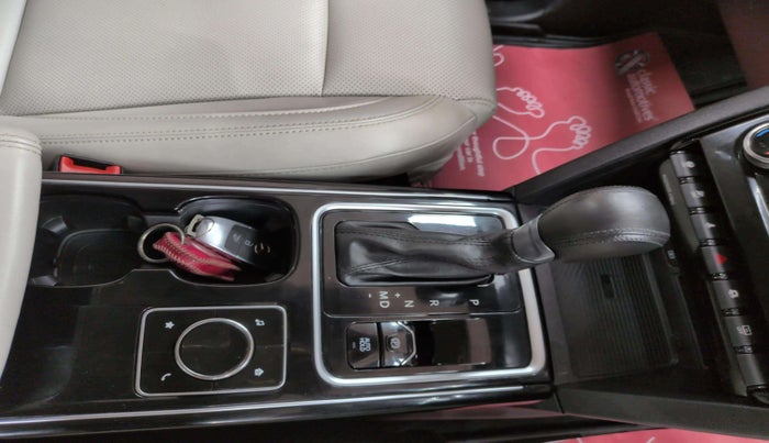 2022 Mahindra XUV700 AX 7 LUXURY P AT 7 STR, Petrol, Automatic, 32,261 km, Gear Lever