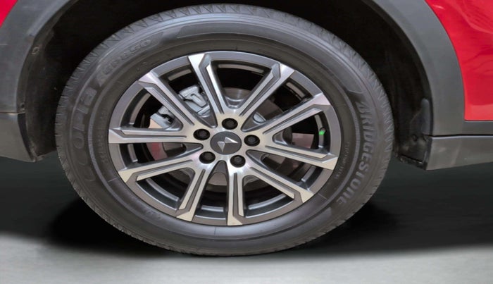 2022 Mahindra XUV700 AX 7 LUXURY P AT 7 STR, Petrol, Automatic, 32,261 km, Right Rear Wheel