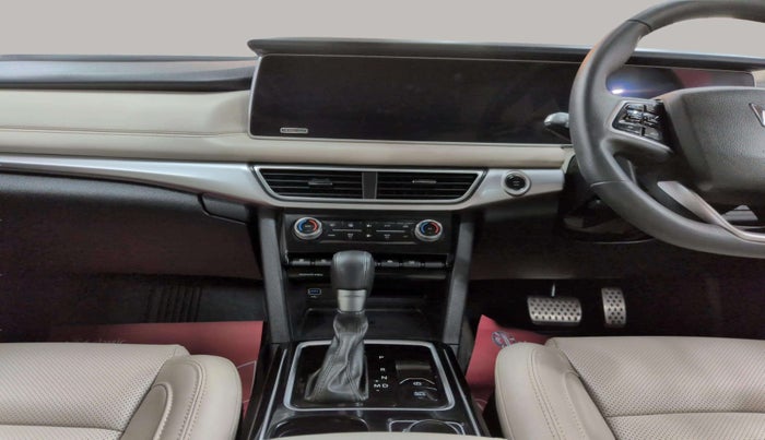 2022 Mahindra XUV700 AX 7 LUXURY P AT 7 STR, Petrol, Automatic, 32,261 km, Air Conditioner