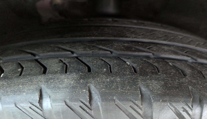 2022 Mahindra XUV700 AX 7 LUXURY P AT 7 STR, Petrol, Automatic, 32,261 km, Left Front Tyre Tread