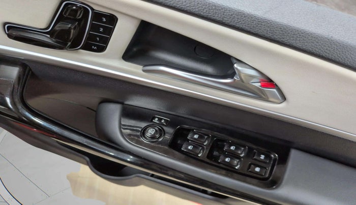 2022 Mahindra XUV700 AX 7 LUXURY P AT 7 STR, Petrol, Automatic, 32,261 km, Driver Side Door Panels Control