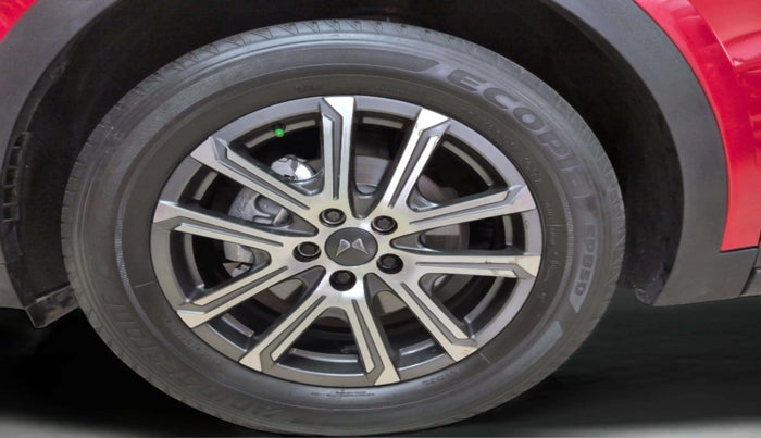 2022 Mahindra XUV700 AX 7 LUXURY P AT 7 STR, Petrol, Automatic, 32,261 km, Left Front Wheel