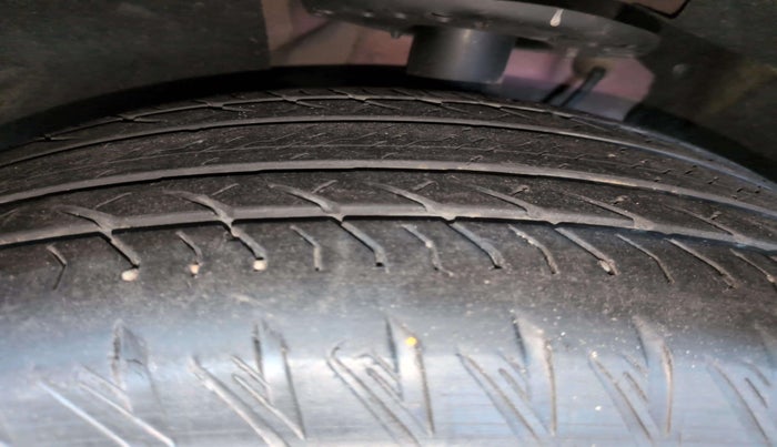 2022 Mahindra XUV700 AX 7 LUXURY P AT 7 STR, Petrol, Automatic, 32,261 km, Right Front Tyre Tread