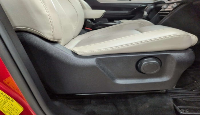 2022 Mahindra XUV700 AX 7 LUXURY P AT 7 STR, Petrol, Automatic, 32,261 km, Driver Side Adjustment Panel