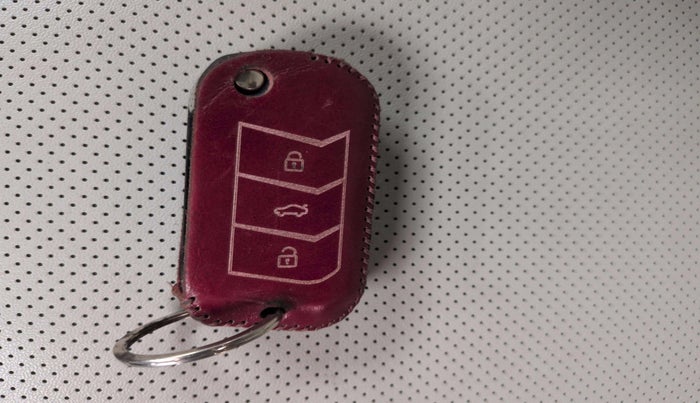 2022 Mahindra XUV700 AX 7 LUXURY P AT 7 STR, Petrol, Automatic, 32,261 km, Key Close Up