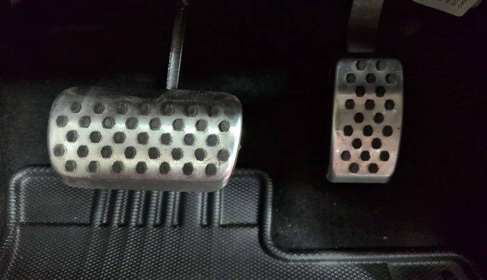 2022 Mahindra XUV700 AX 7 LUXURY P AT 7 STR, Petrol, Automatic, 32,261 km, Pedals