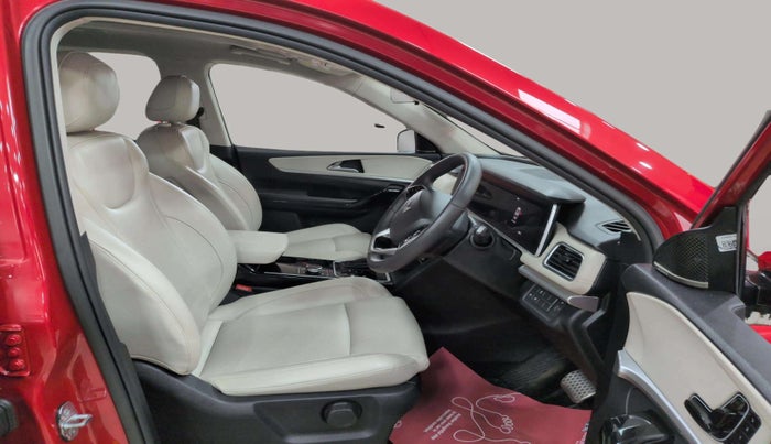 2022 Mahindra XUV700 AX 7 LUXURY P AT 7 STR, Petrol, Automatic, 32,261 km, Right Side Front Door Cabin