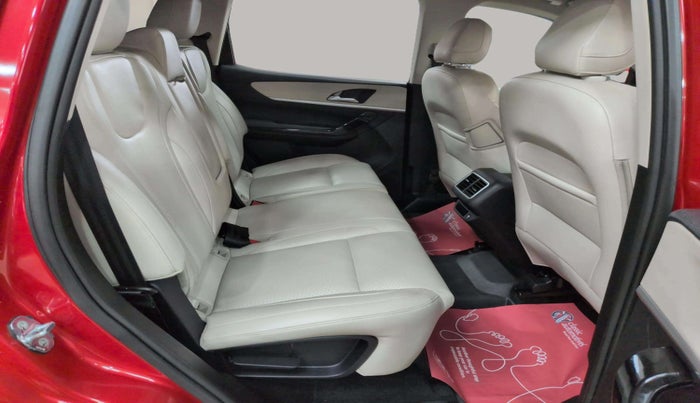 2022 Mahindra XUV700 AX 7 LUXURY P AT 7 STR, Petrol, Automatic, 32,261 km, Right Side Rear Door Cabin