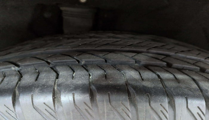 2022 Mahindra XUV700 AX 7 LUXURY P AT 7 STR, Petrol, Automatic, 32,261 km, Right Rear Tyre Tread