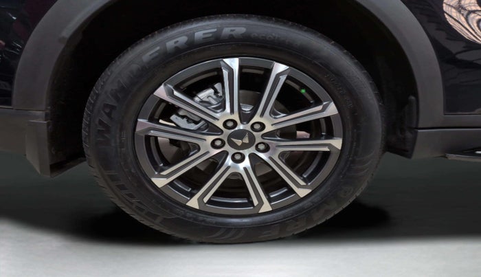 2022 Mahindra XUV700 AX 7 LUXURY P AT 7 STR, Petrol, Automatic, 31,383 km, Right Rear Wheel