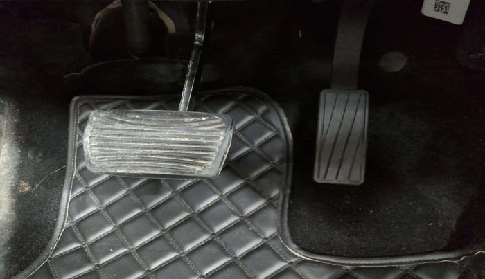 2022 Mahindra XUV700 AX 7 LUXURY P AT 7 STR, Petrol, Automatic, 31,383 km, Pedals