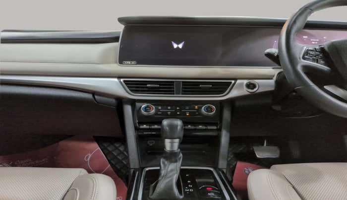 2022 Mahindra XUV700 AX 7 LUXURY P AT 7 STR, Petrol, Automatic, 31,383 km, Air Conditioner