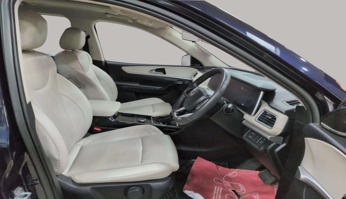 2022 Mahindra XUV700 AX 7 LUXURY P AT 7 STR, Petrol, Automatic, 31,383 km, Right Side Front Door Cabin