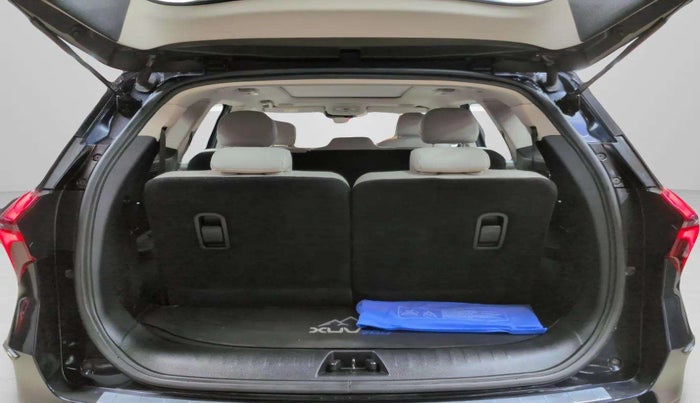 2022 Mahindra XUV700 AX 7 LUXURY P AT 7 STR, Petrol, Automatic, 31,383 km, Boot Door Open