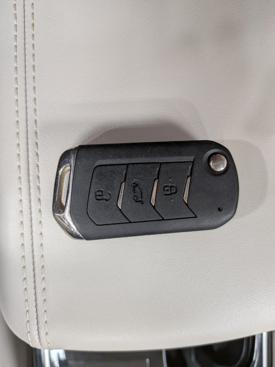 2022 Mahindra XUV700 AX 7 LUXURY P AT 7 STR, Petrol, Automatic, 31,383 km, Key Close Up