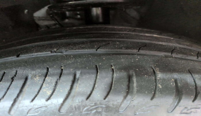 2022 Mahindra XUV700 AX 7 LUXURY P AT 7 STR, Petrol, Automatic, 31,383 km, Left Rear Tyre Tread