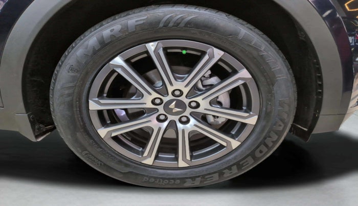 2022 Mahindra XUV700 AX 7 LUXURY P AT 7 STR, Petrol, Automatic, 31,383 km, Right Front Wheel