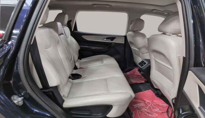 2022 Mahindra XUV700 AX 7 LUXURY P AT 7 STR, Petrol, Automatic, 31,383 km, Right Side Rear Door Cabin